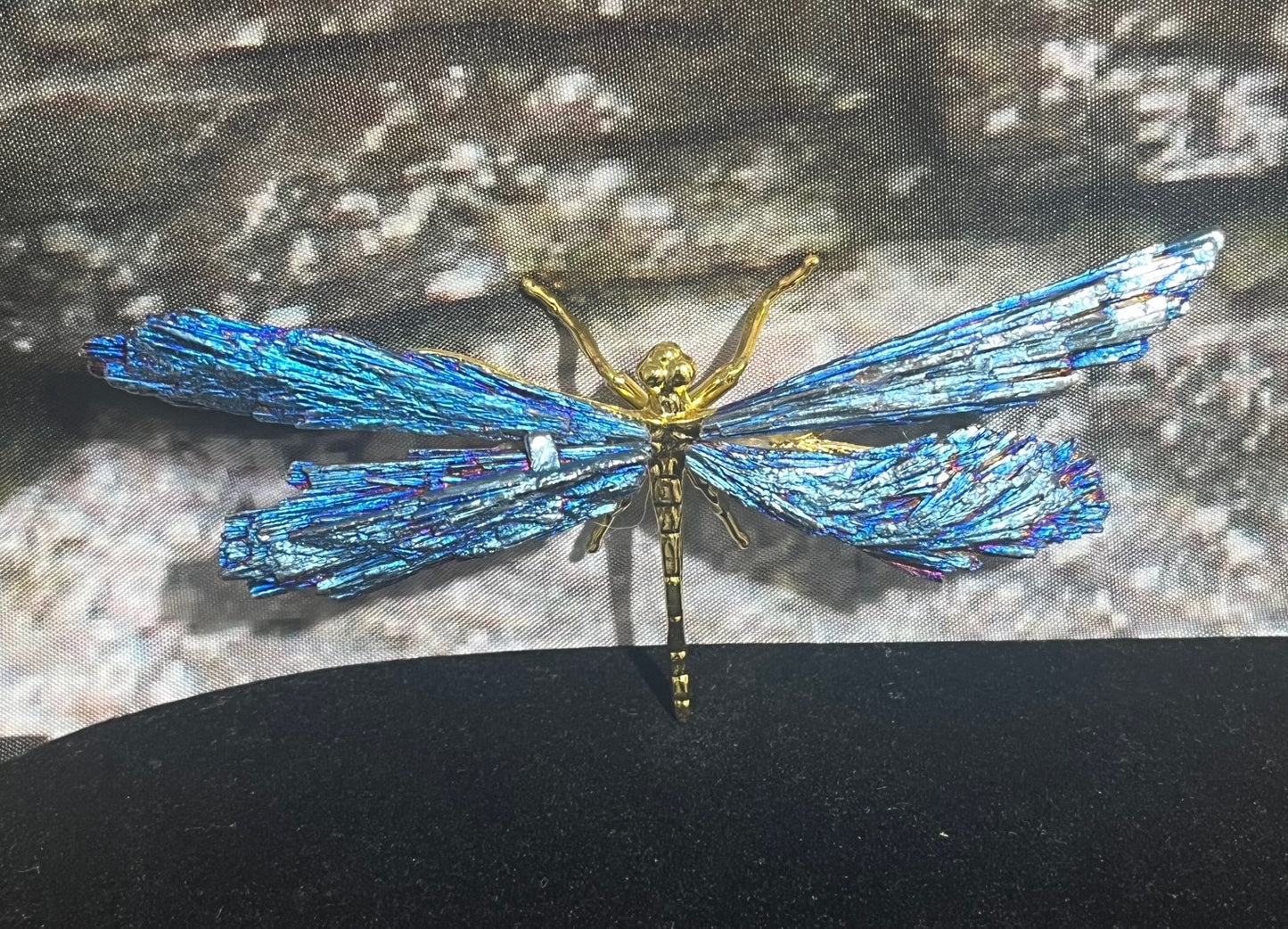 Dragonfly natural crystal display