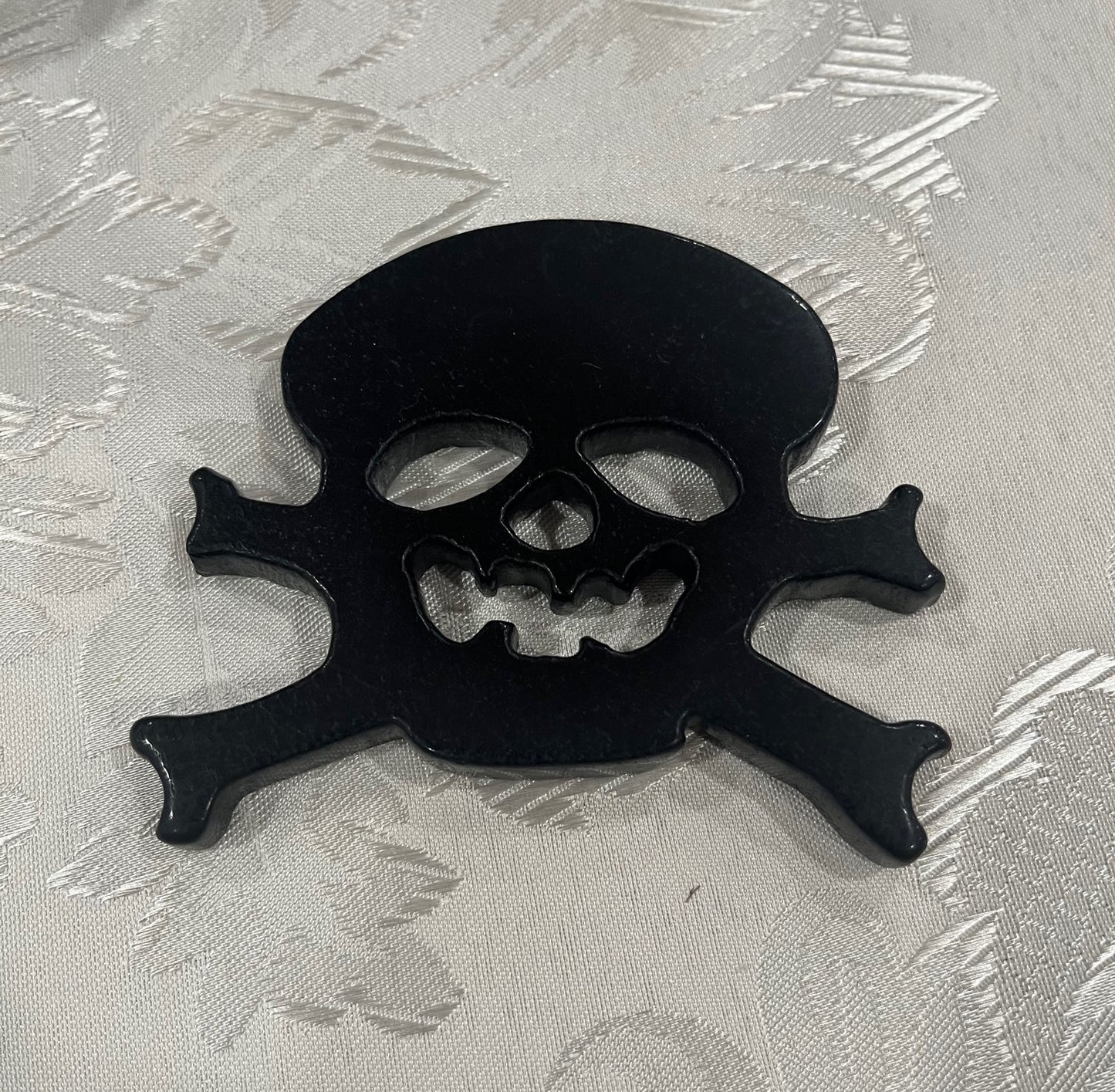 Skull and crossbones crystal/stone carving